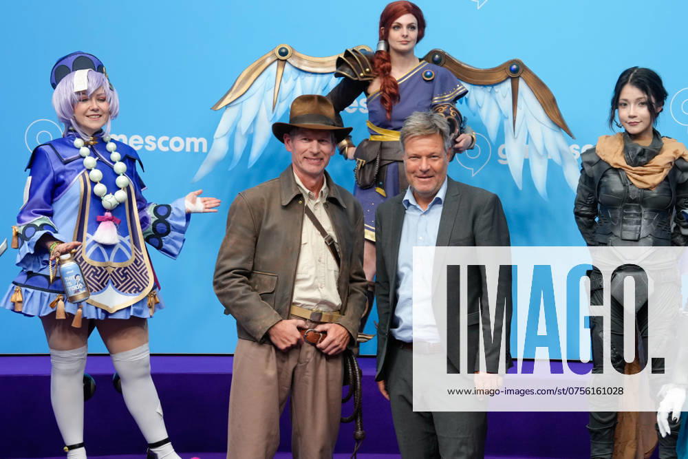 Political opening of the computer games fair Gamescom 2024 Minister of Economic Affairs Robert Habeck with cosplayers at the opening of the computer games fair Gamescom 2024 at the Cologne Trade Fair Center, Cologne, 21 08 2024 Cologne North Rhine-Westphalia Germany