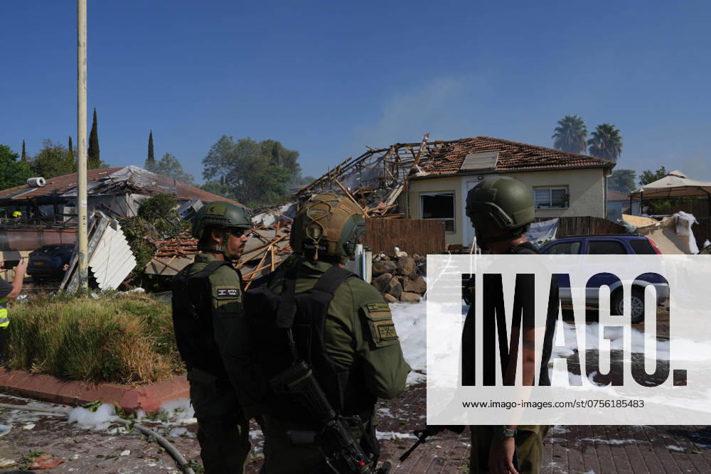 KW34 (240821) -- KATZRIN, Aug. 21, 2024 -- Israeli soldiers are seen at a house directly hit by a rocket from Lebanon, in Katzrin of Israeli-annexed Golan Heights, on Aug. 21, 2024. Lebanese militant group Hezbollah fired at least 50 rockets at northern Israel Wednesday morning after Israeli warplanes struck several areas overnight and in the morning in Lebanon, killing at least three people, according to Israeli and Lebanese sources. ( JINI via Xinhua) MIDEAST-GOLAN HEIGHTS-KATZRIN-ROCKET-ATTACK AyalxMargolin