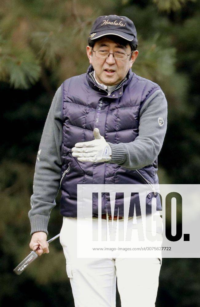 Shinzo Abe spielt Golf in Chigasaki Abe spends 1st day of winter break on golf course Japanese Prime Minister Shinzo Abe plays a round of golf in Chigasaki, Kanagawa Prefecture on Dec. 29, 2016, a day after returning from a trip to Pearl Harbor, Hawaii. Abe s plans to be on his New Year break until Jan. 3.