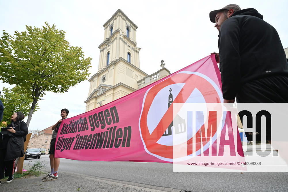 Proteste von Kritikern des Wiederaufbaus des Potsdamer Garnisonkirchturms kurz vor der Eroeffnung in Potsdam (Foto vom 22.08.2024). Der neue Potsdamer Garnisonkirchturm wird heute (Donnerstag) nach fast sieben Jahren Bauzeit feierlich eroeffnet. Zu dem Festakt mit 120 geladenen Gaesten wird auch Bundespraesident Frank-Walter Steinmeier erwartet. Steinmeier ist seit 2017 Schirmherr fuer den Turm. Die 1732 eingeweihte evangelische Garnisonkirche gehoerte einst zu den bekanntesten Wahrzeichen Potsdams. 1933 wurde die preussische Militaerkirche am Tag von Potsdam von den Nationalsozialisten zur Inszenierung der Reichstagseroeffnung genutzt, Hitler gab dort eine Regierungserklaerung ab. 1945 brannte die Barockkirche nach einem alliierten Luf