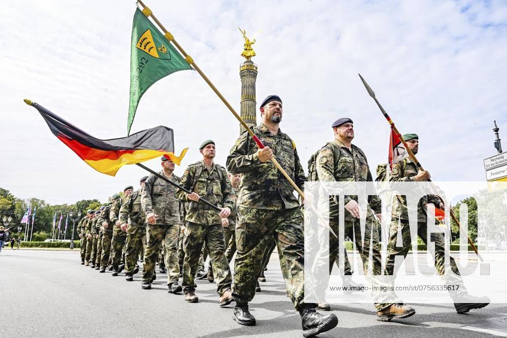 Bundeswehrsoldaten marschieren beim Gedenkmarsch 2024 für die Auslandseinsätzen und im Dienst getöteten Bundeswehrsoldaten, Mit einem Gedenkmarsch erinnert die Bundeswehr in Brandenburg in dieser Woche an die im Einsatz ums Leben gekommenen Soldatinnen und Soldaten. Der mehrtägige Marsch führt vom Truppenübungsplatz in Lehnin nach Berlin in den Bendlerblock, zum Ehrenmal der Bundeswehr. Die marschierenden Soldaten und Reservisten legen dabei eine Strecke von 117 Kilometern zurück, hinzu kommen noch einmal 3.400 Meter in Erinnerung an die 117 Gefallenen der Bundeswehr und an die 3.400 Soldaten und zivilen