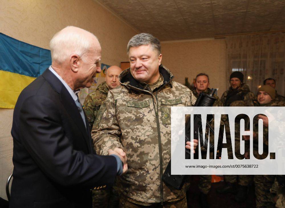 Petro Poroschenko - Truppenbesuch zu Silvester in der Ostukraine DONETSK REGION, UKRAINE - DECEMBER 31, 2016: US Senator John McCain and Ukraine s President Petro Poroshenko (L-R) congratulate Ukrainian servicemen on the upcoming New Year at the Ukrainian Government troops command post near the village of Shyrokyne. Mikhail Palinchak Press Office of the President of Ukraine TASS TS03D26B