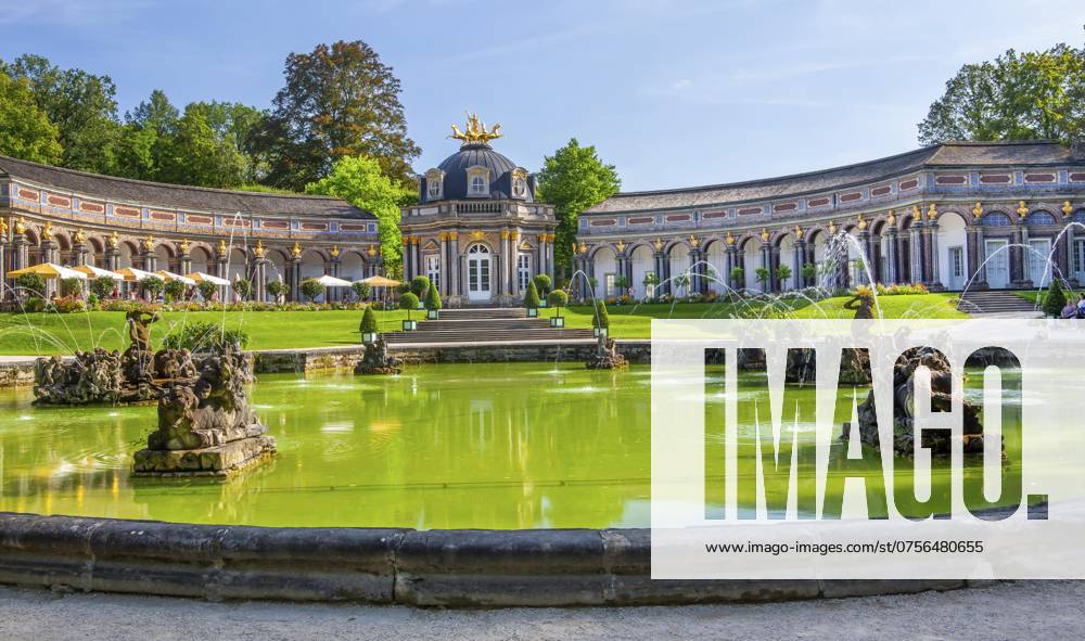 Obere Grotte mit Wasserspielen vor dem Neuen Schloss mit Sonnentempel im Schlosspark der Eremitage, Bayreuth, Oberfranken, Franken, Bayern, Deutschland, Europa Upper Grotto with water features in front of the New Palace with Temple of the Sun in the Hermitage Palace Park, Bayreuth, Upper Franconia, Franconia, Bavaria, Germany, Europe
