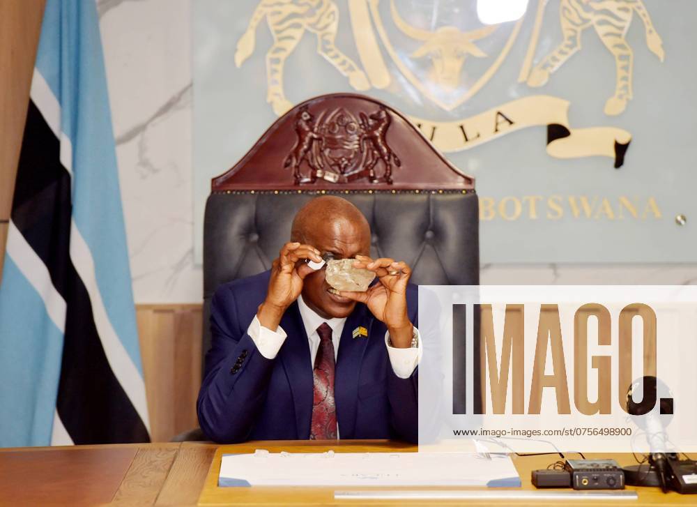 (240823) -- GABORONE, Aug. 23, 2024 -- Botswanan President Mokgweetsi Masisi inspects the 2,492-carat diamond discovered in the Karowe Diamond Mine in north-central Botswana, in Gaborone, Botswana, on Aug. 22, 2024. The discovery of a 2,492-carat diamond was announced by Lucara Diamond Corp. Wednesday. It was the largest diamond ever discovered in Botswana and the second largest worldwide. TO GO WITH 2,492-carat diamond unearthed in Botswana (Photo by Xinhua) BOTSWANA-GABORONE-DIAMOND-2,492-CARAT TshekisoxTebalo