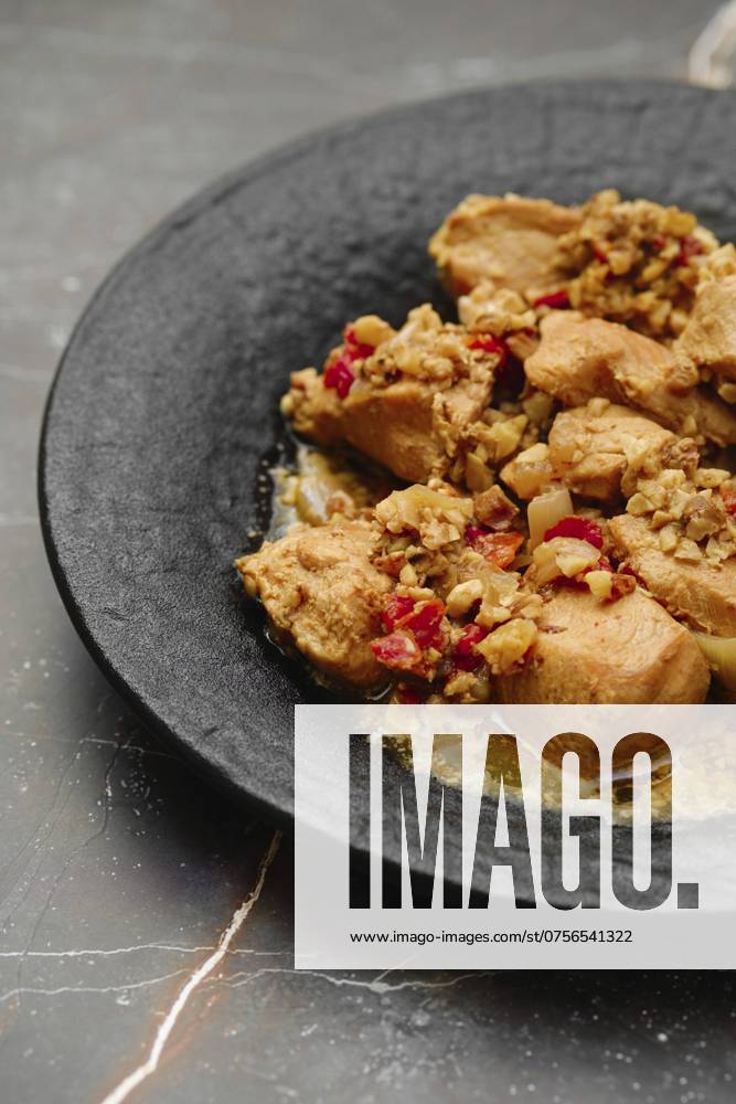 IMAGO Creative, Herbst, Food, Gulasch Nahaufnahme eines Tellers mit Hühnereintopf mit Walnüssen Closeup view of plate with chicken stew with walnuts