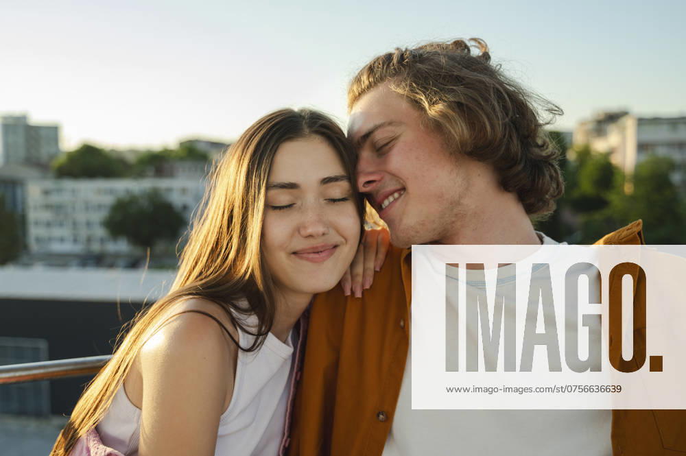 Couple enjoying ride on ferris wheel at amusement park model released, Symbolfoto, ALKF01267