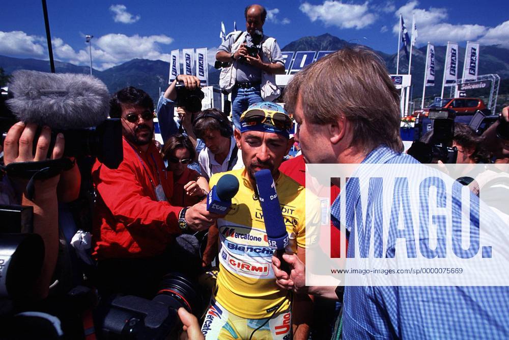 Spitzenreiter Marco Pantani (Italien, Team Mercatone Uno) gibt ein Interview für die ARD Radsport Herren Tour de France 1998, 17. Etappe von Albertville - Aix-les-Bains, Straße, Straßenradsport, Rad Gruppe