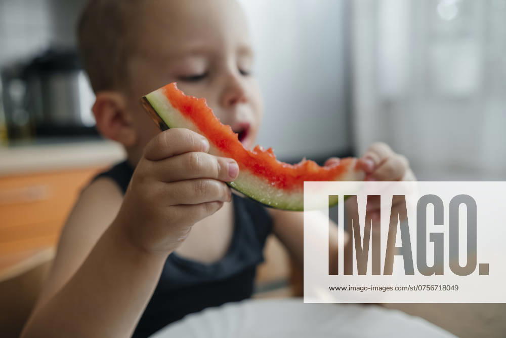 Boy holding slice of watermelon model released, Symbolfoto property released, KVBF00309