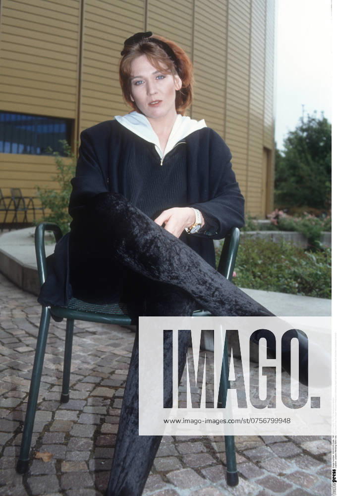 Juliane Werding 06 91 nou woman music pop hits medicine healing practice redhead casual high whole sitting chair outside hairband neutral