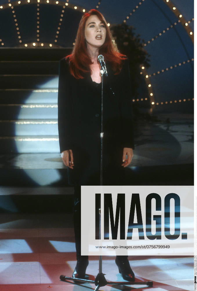 Juliane Werding 09 92 nou woman music pop pop music medicine healing practice red-haired long-haired serious high standing all stage microphone singing