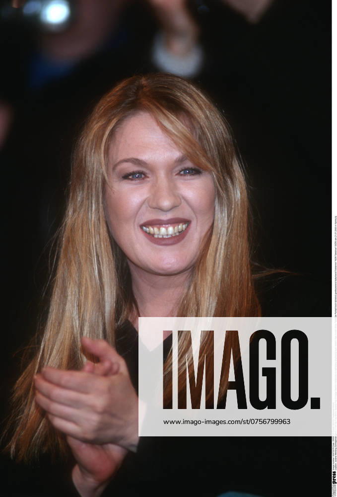 Juliane Werding pop singer 01 00 her woman music singing pop hit medicine medical practice dark-haired long-haired casual sitting hall dark show talk show portrait high smiling gesticulating clapping photo session NDR talk show NDR on 21 01 2000 in Hamburg
