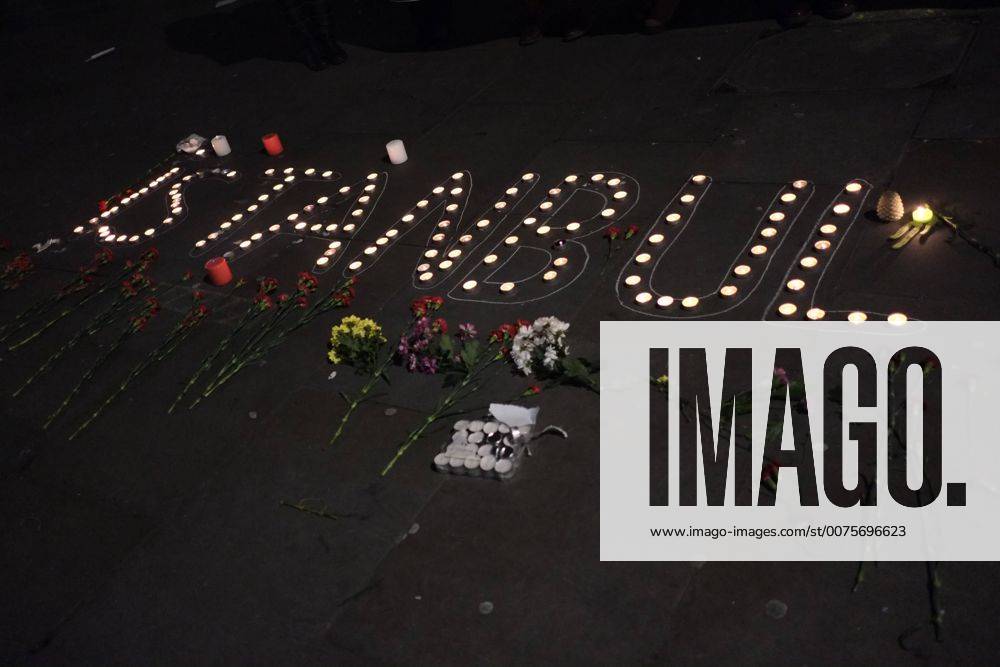 London, England, United Kingdom - Members of London s Turkish community hold a candle light vigil outside the national gallery in London, UK,on 2 January 2016 for those killed in the new years eve attack on the Reina night club in Istanbul. London United Kingdom - ZUMAn230 20170102_zaa_n230_100