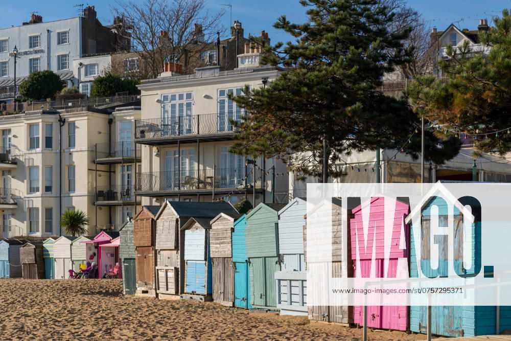 BROADSTAIRS, KENT UK - 29. JANUAR : Blick auf Strandhütten in Broadstairs am 29. Januar 2020. Zwei nicht identifizierte Personen BROADSTAIRS, KENT UK - JANUARY 29 : View of beach huts in Broadstairs on January 29, 2020. Two unidentified people