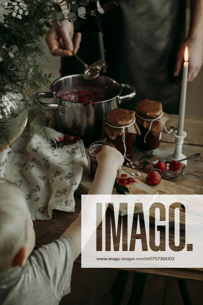 IMAGO Creative, Jahreszeit Sommer, Food, Marmelade kochen Boy reaching into jar with homemade jam , model released
