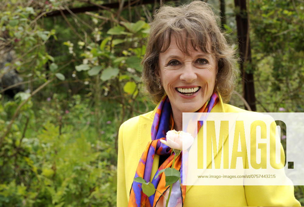 Esther Rantzen at the Chelsea Flower Show press day in London - 21 May 2012 FAM45060
