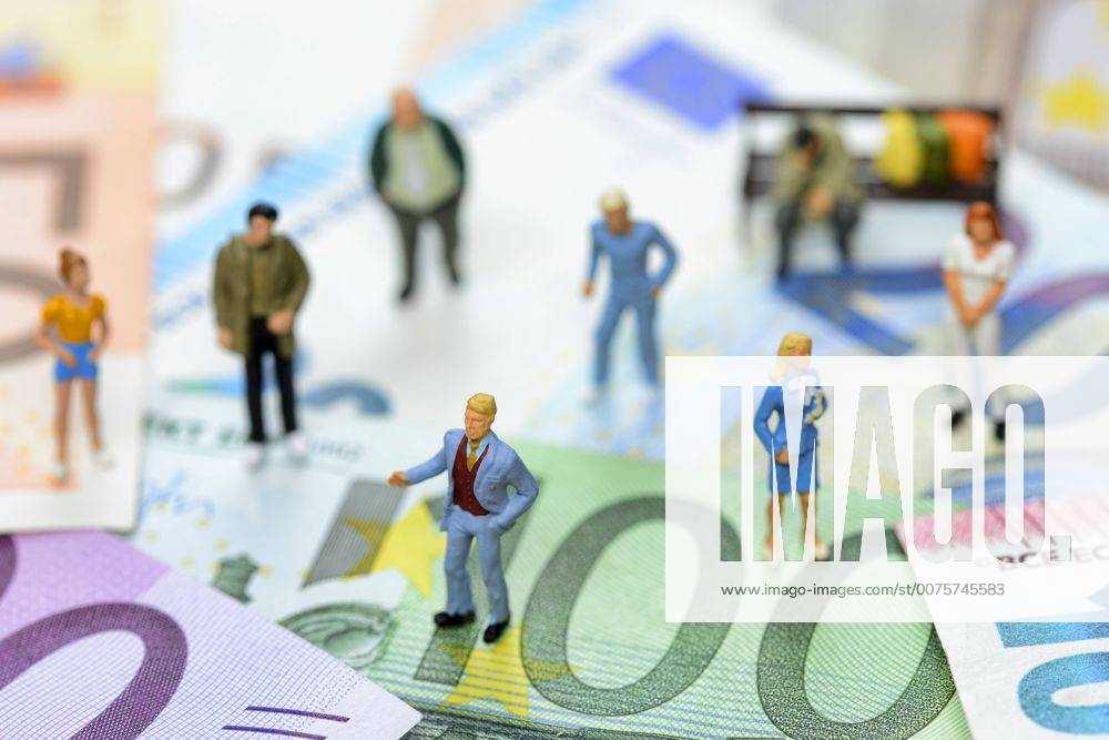 Miniaturfiguren auf Euroscheinen, Symbolfoto Grundeinkommen ** NUR FUER REDAKTIONELLE ZWECKE ** **