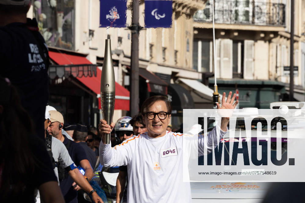 Jackie Chan carries the Paralympic Games flame in Paris, rue Vieille du Temple, a few hours before the opening ceremony Jackie Chan carries the Paralympic Games flame in Paris, rue Vieille du Temple, a few hours before the opening ceremony, August 28, 2024 Jeremy Melloul Bestimage Jackie Chan carries the Paralympic Games flame in Paris, rue Vieille du Temple, a few hours before the opening ceremony, August 28, 2024 Paris France