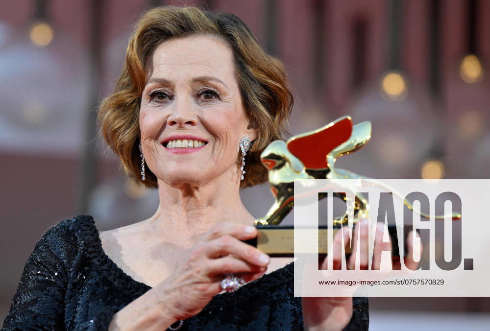US actor Sigourney Weaver poses after she received the Golden Lion for Lifetime Achievement Award during the Venice International Film Festival, in Venice, Italy, 28 August 2024. The 81st edition of the Venice Film Festival runs from 28 August to 07 September 2024. ANSA ETTORE FERRARI Venice ITALY - ZUMAa110 20240828_zaf_a110_113