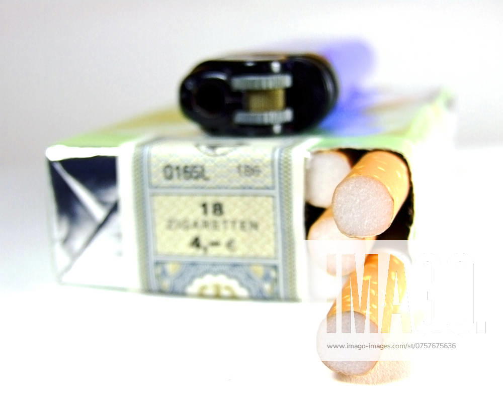 Schachtel Zigaretten mit Feuerzeug Pack of cigarettes with lighter