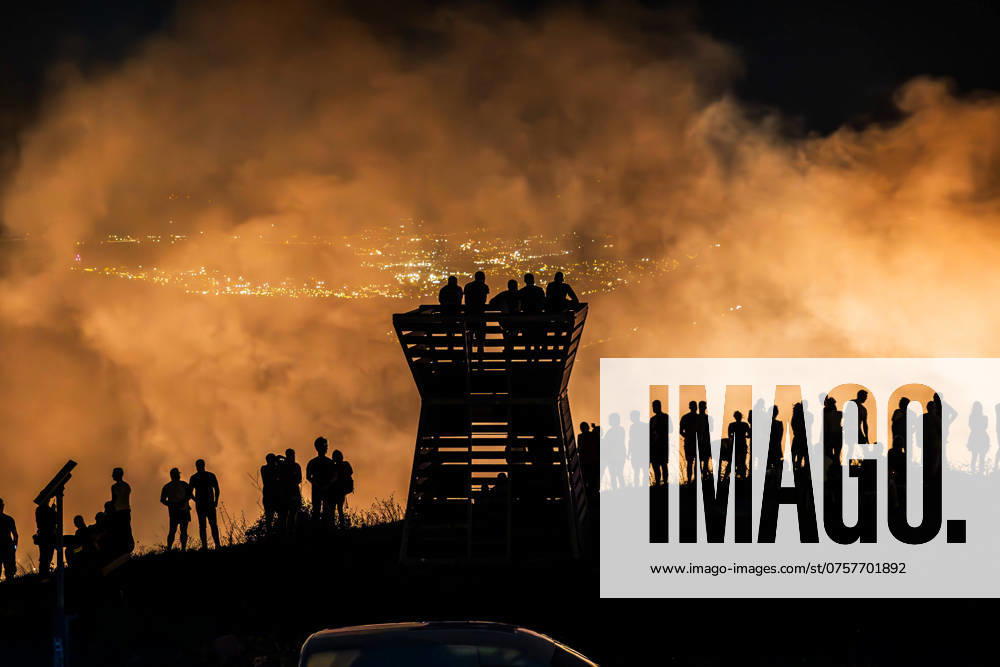 Bilder des Jahres 2024, News 08 August PXL_Croatia wildfire People are watching wildfire after reactivated again in the late hours in the village od Sitno Donje, Croatia on 28. August 2024.. ZvonimirxBarisin PIXSELL