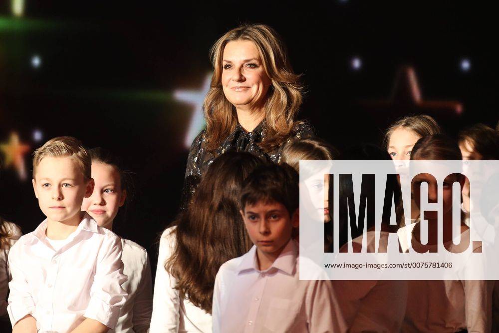 Moderatorin Kim Fisher (GER) mit dem MDR Kinderchor - Aufzeichnung MDR Show Weihnachten bei uns aus der Stadthalle in Chemnitz - Fotografiert am 15.12.2016 - Sendetermin 23.12.2016