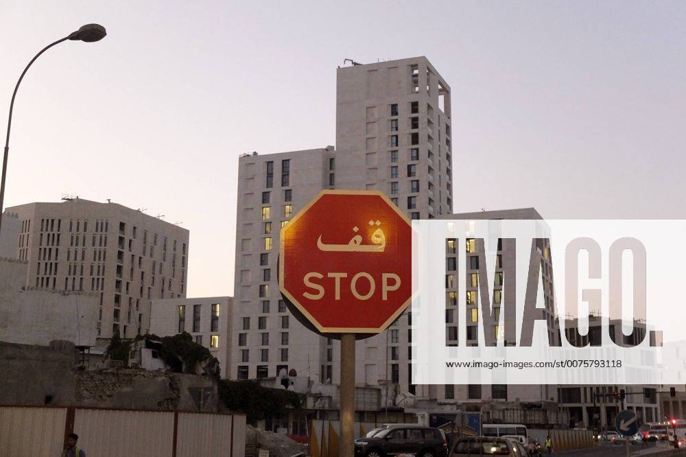 Vorschau zur Fussball Weltmeisterschaft 2022 in Katar. Innenstadt von Doha, EIn Stopschild vor Hochhäusern. 05.01.2017, Fussball-WM 2022 in Katar 05.01.2017, Fussball-WM 2022 in Katar