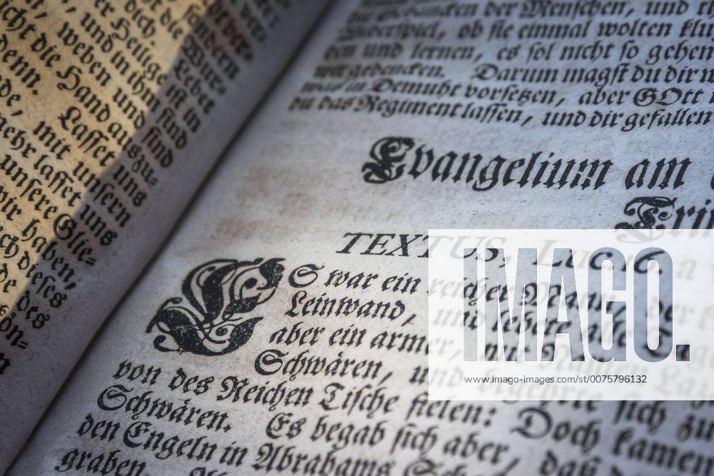Aufgeschlagene alte Bibel mit einem Textblock aus altdeutscher Schrift und einer kunstvollen Majuskel Gutenberg-Bibel