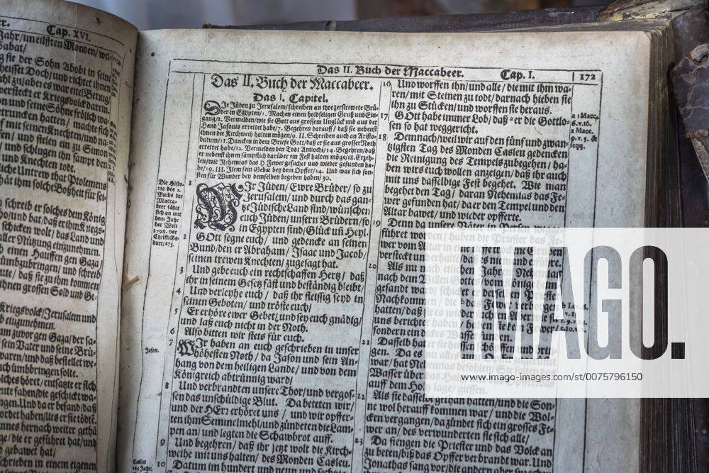 Aufgeschlagene Luther-Bibel von 1675 Buchdruck nach Gutenberg