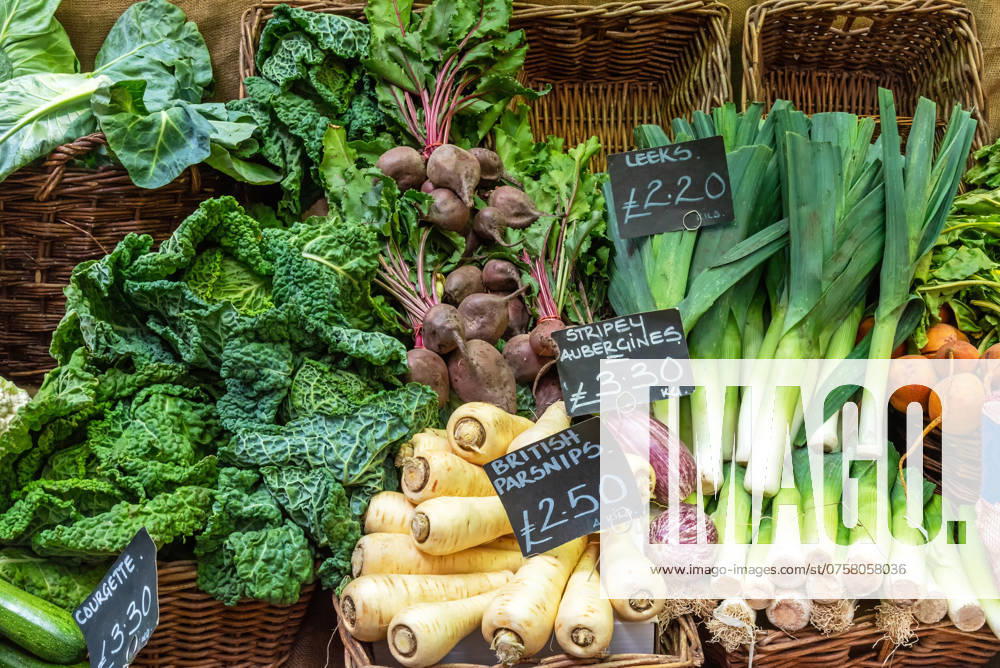 Britische Pastinaken, Porree, Wirsingkohl und anderes Gemüse zum Verkauf auf einem Markt British parsnips, leeks, savoy cabbage and other vegetables for sale at a market