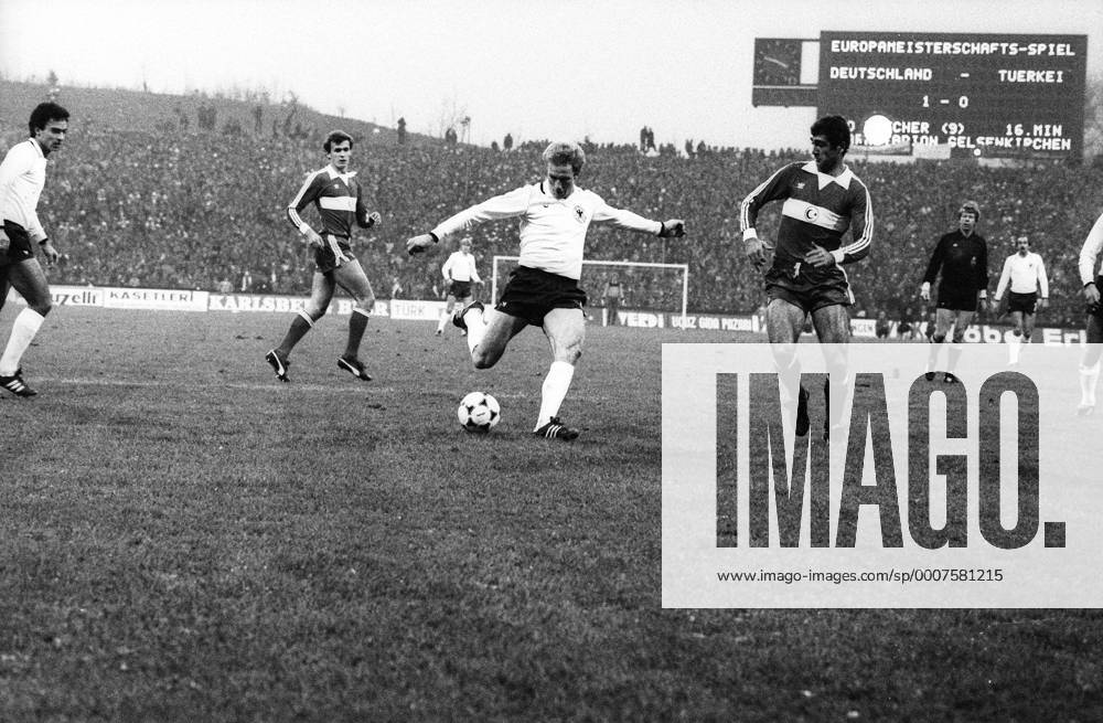 Karl Heinz Rummenigge (BR Deutschland) am Ball gegen die Türkei, li. Hans Müller (BR Deutschland) Aktion
