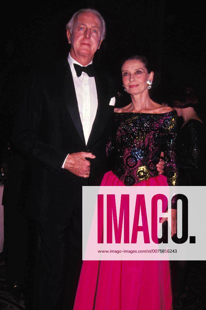 HUBERT DE GIVENCHY AND AUDREY HEPBURN.WALDORF ASTORIA NEW YORK CITY 1991. ROSE HARTMAN- PHOTOS - ZUMAg49_ 20070711_gaf_g122_094