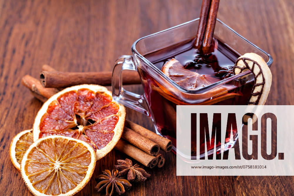 Glühwein und Gewürze auf hölzernem Hintergrund Mulled wine and spices on wooden background