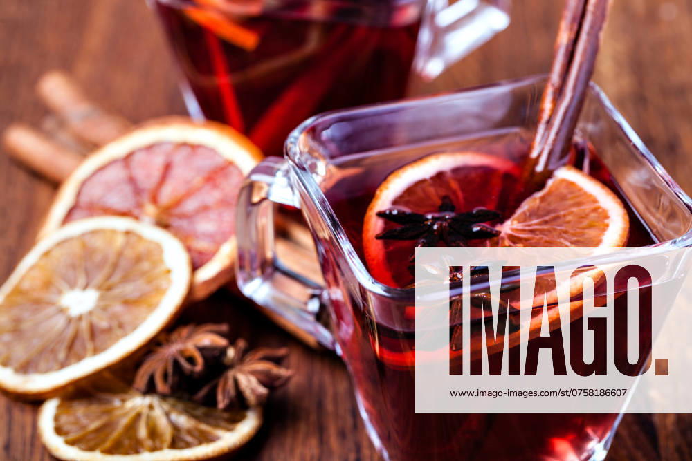 Glühwein und Gewürze auf hölzernem Hintergrund Mulled wine and spices on wooden background