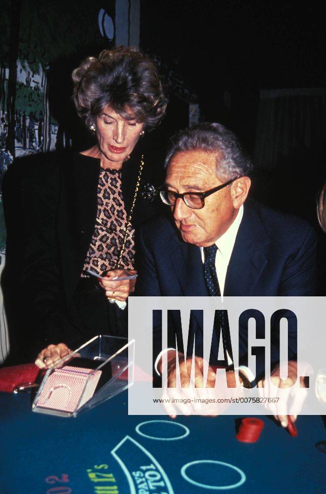 HENRY KISSINGER AND NANCY KISSINGER.FETE DU FAMILLE. ROSE HARTMAN- - ZUMAg49_ 20070718_gaf_g122_037