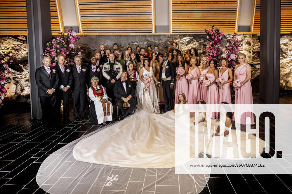 Groupphoto after the wedding of Princess Martha Louise and American Shaman Durek. With Prince Sverre Magnus and Amalie Giaver MacLeod, Princess Laurentien and Prince Constantijn, Maud Angelica and Leah Isadora and Emma Tallulah, King Harald and Queen Sonja, Prince Haakon and Princess Mette Marit, Princess Ingrid Alexandra and Prince Sverre Magnus and Amalie Giaver MacLeod, Princess Victoria and Prince Daniel, Prince Carl Philip and Princess Sofia, Princess Astrid Mrs Ferner