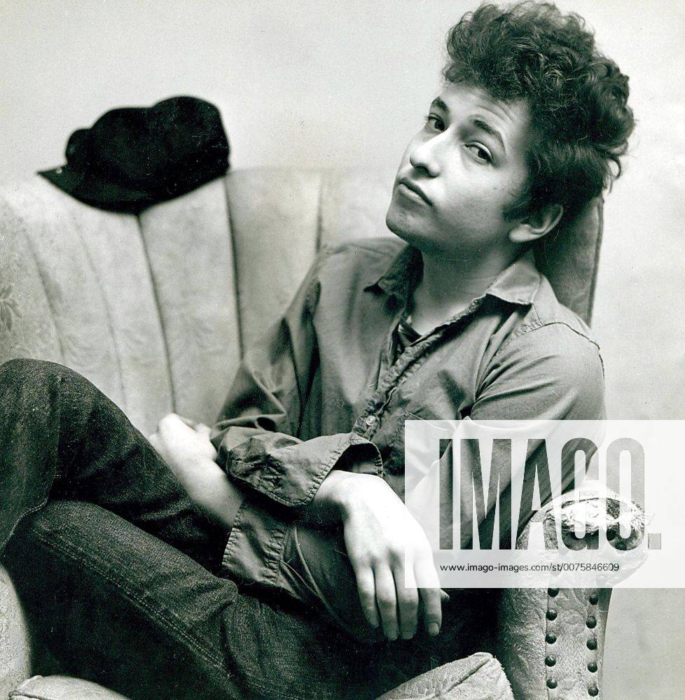 BOB DYLAN, American singer songwriter, poet, folk and rock musician is celebrating his 70th birthday. Dylan sings, plays guitar, harmonica and piano and is considered one of the most influential music makers of the 20th Century. PICTURED - 1960 s - BOB DYLAN relaxes in a chair. Date and place unknown. - ZUMAg49_ 20070730_gaf_g49_082