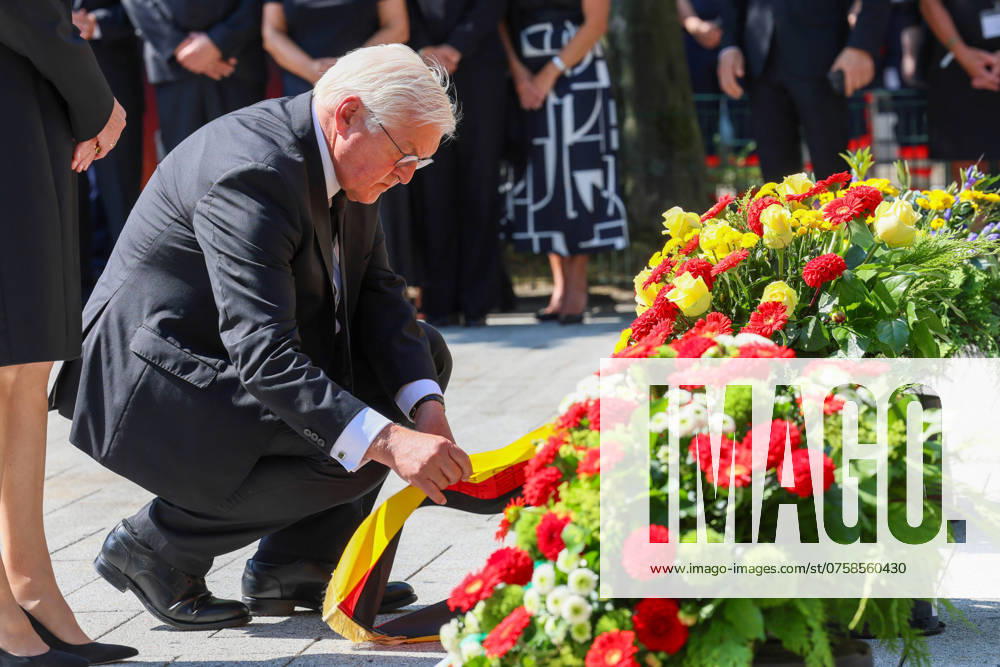 Bundespräsident Frank Walter Steinmeier besuchte gemeinsam mit Bundeskanzler Olaf Scholz und zahlreichen weiteren hochrangigen Politikern am Sonntagmittag die Trauerfeier der Stadt Solingen anlässlich des Terroranschlages. Gemeinsam mit Oberbürgermeister Tim Kurzbach und NRW-Ministerpräsident Hendrik Wüst legte Steinmeier am Tatort in der Innenstadt einen Kranz nieder. Bundespräsident Frank Walter Steinmeier besuchte gemeinsam mit Bundeskanzler Olaf Scholz und zahlreichen weiteren hochrangigen Politikern am Sonntagmittag die Trauerfeier der Stadt Solingen anlässlich des Terroranschlages. Gemeinsam mit Oberbürgermeister Tim Kurzbach und NRW-Ministerpräsident Hendrik Wüst legte Steinmeier am Tatort in der Innenstadt einen Kranz nied