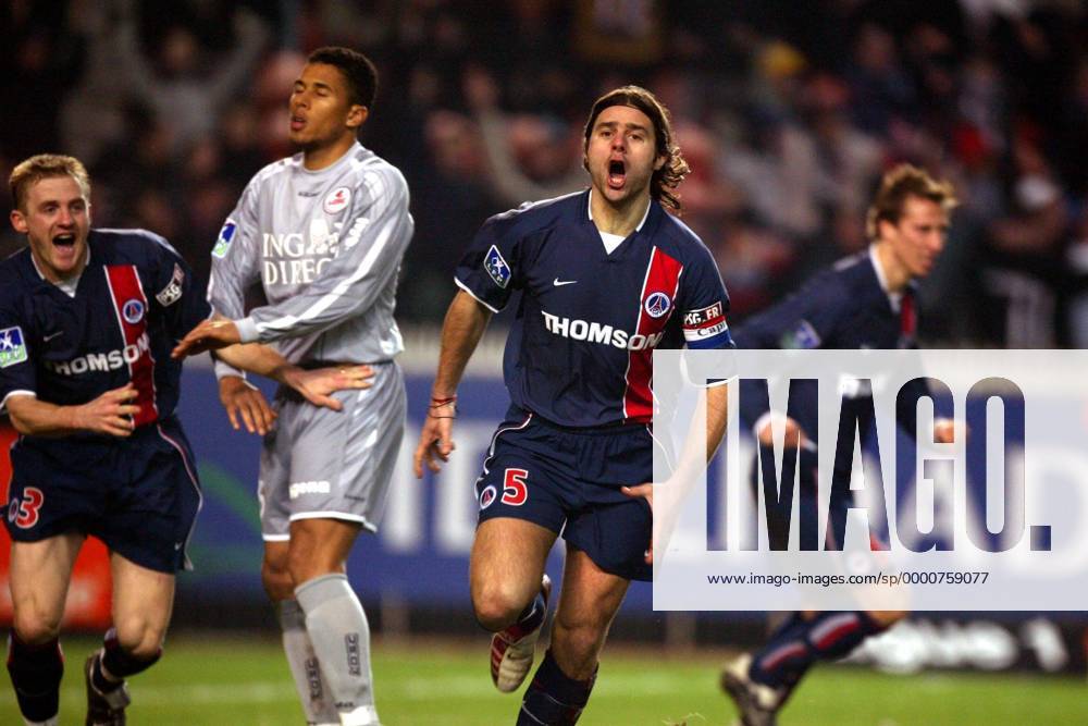 Mauricio Roberto Pochettino (PSG) - Torjubel Fußball Herren Ligue Une 1 2002 2003, 1. Französische Liga, Paris Saint-Germain - OSC Lille 1:0, St., Vdig, Gruppe Paris Freude,