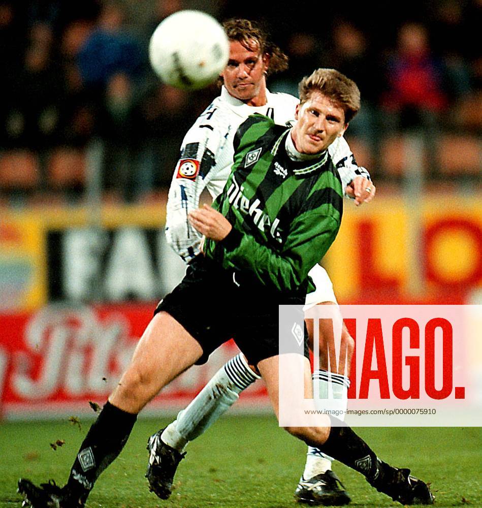 Thomas Kastenmaier (M Gladbach) vor Peter Közle Fußball 1. BL Herren Saison 1996 1997: VfL Bochum - Borussia Mönchengladbach Gruppe Ruhrstadion Bochum Dynamik,