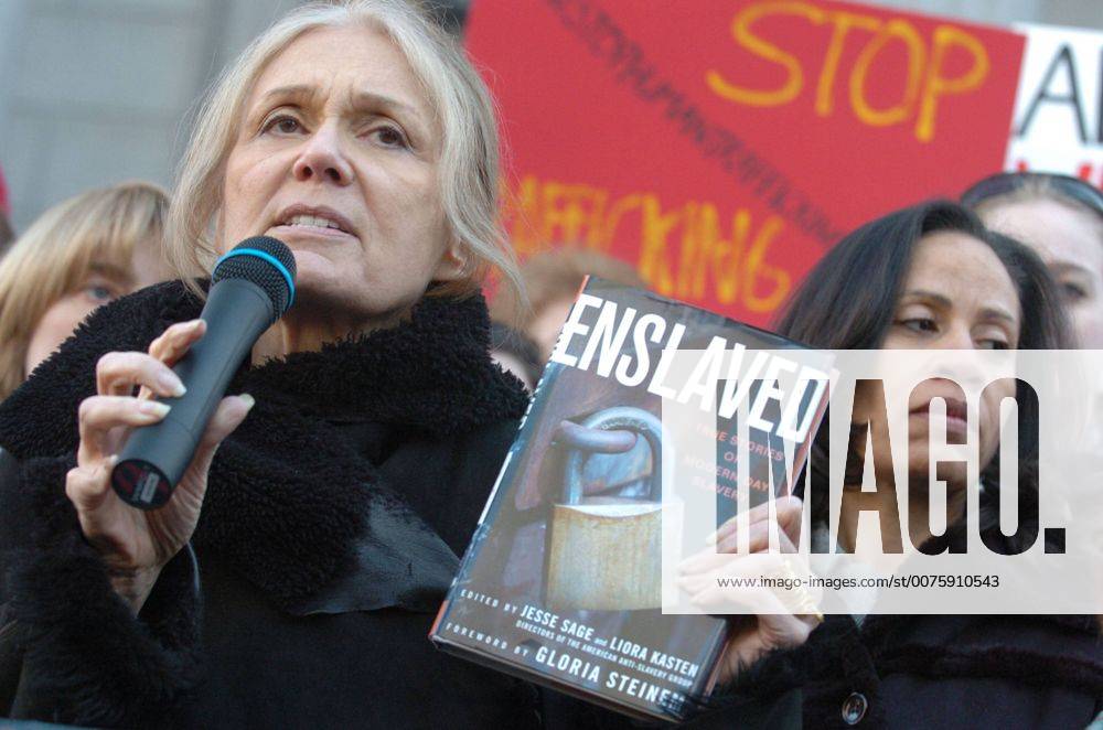 Berühmte Feministinnen, Gloria Steinem Jan 11, 2007; Manhattan, NY, USA; Feminist activist GLORIA STEINEM (L) and other New Yorkers call for a strong law against human trafficking in a press conference on the steps of State Supreme Court. Mandatory - ZUMAb09_ 20070111_bry_b09_038