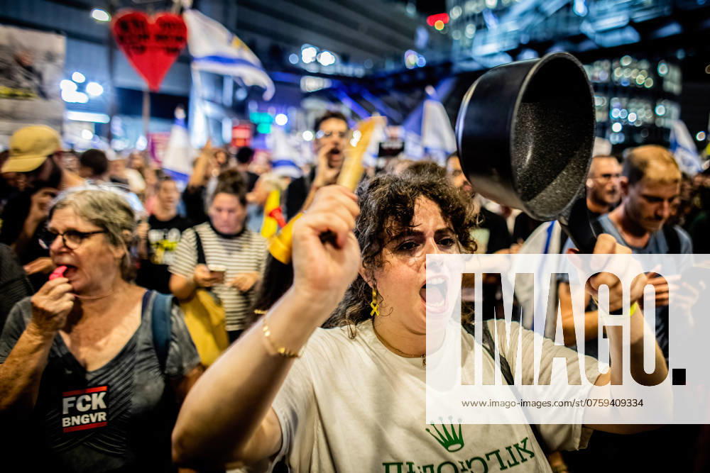 Nahostkonflikt, Israel, Forderung nach Abkommen zur Freilassung der Hamas-Geiseln in Tel Aviv Israel Hamas war hostage crisis in Tel Aviv - 03 Sept 2024 An Israeli protestor chants slogans while hitting a cooking pot, during a demonstration outside the Ministry of Defense. Thousands of people have rallied in Tel Aviv and across Israel, three days after the bodies of Carmel Gat, Eden Yerushalmi, Hersh Goldberg-Polin, Alexander Lobanov, Almog Sarusi and Master Sgt Ori Danino, were rescued from Gaza. Protesters are calling on PM Benjamin Netanyahu and his government to reach a deal to secure the release of the remaining hostages taken by Hamas during the 7 October attacks. Tel Aviv Israel