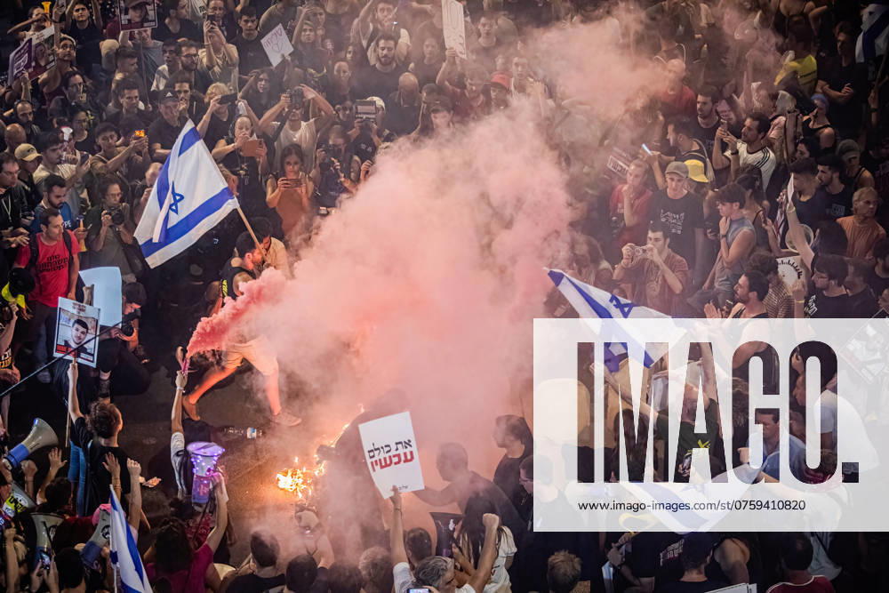 Nahostkonflikt, Israel, Forderung nach Abkommen zur Freilassung der Hamas-Geiseln in Tel Aviv September 3, 2024, Tel Aviv, Israel: Israeli protestors wave their national flags around a bonfire, during a demonstration outside the Ministry of Defense. Thousands of people have rallied in Tel Aviv and across Israel, three days after the bodies of Carmel Gat, Eden Yerushalmi, Hersh Goldberg-Polin, Alexander Lobanov, Almog Sarusi and Master Sgt Ori Danino, were rescued from Gaza. Protesters are calling on PM Benjamin Netanyahu and his government to reach a deal to secure the release of the remaining hostages taken by Hamas during the 7 October attacks. Tel Aviv Israel - ZUMAs197 20240903_aaa_s197_375