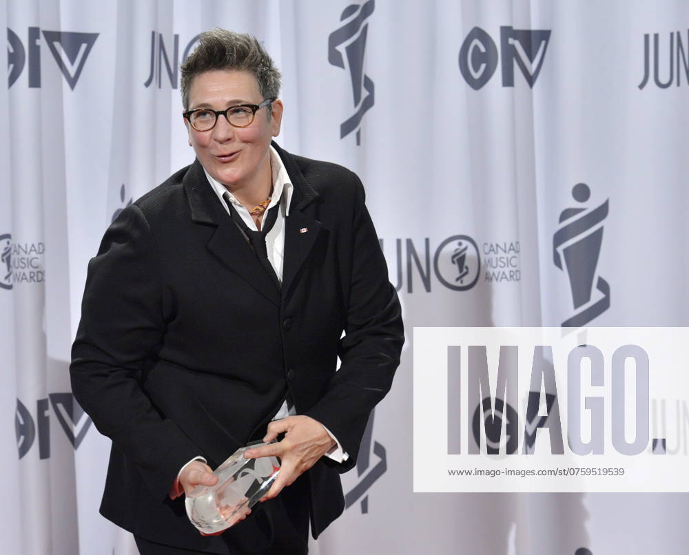 Regina, Sk, CAN: k.d. lang poses with the Juno after being inducted to the Canadian Music Hall of Fame during the 2013 Juno Gala, Dinner and Awards in Regina on Sunday, April 21, 2013. Regina CAN - ZUMAc35_ 20130421_zaf_c35_171