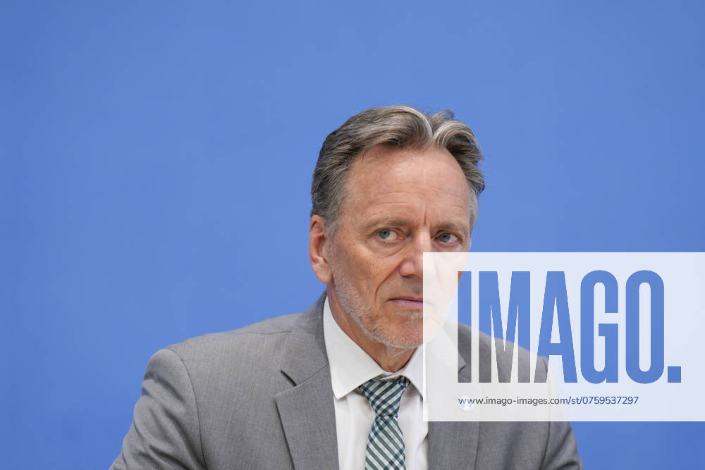 Holger Münch, President of the Federal Criminal Police Office Federal Situation Report on Organized Crime 2023, Federal Minister of the Interior Nancy Faeser, Holger Münch, President of the Federal Criminal Police Office BKA at the Federal Press Conference Berlin Berlin GER
