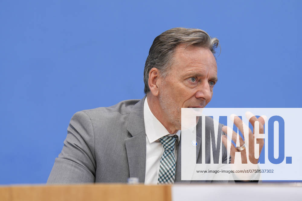Holger Münch, President of the Federal Criminal Police Office Federal Situation Report on Organized Crime 2023, Federal Minister of the Interior Nancy Faeser, Holger Münch, President of the Federal Criminal Police Office BKA at the Federal Press Conference Berlin Berlin GER