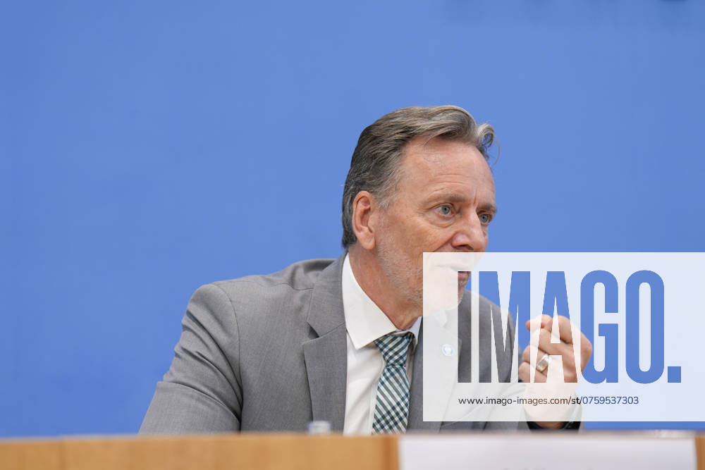 Holger Münch, President of the Federal Criminal Police Office Federal Situation Report on Organized Crime 2023, Federal Minister of the Interior Nancy Faeser, Holger Münch, President of the Federal Criminal Police Office BKA at the Federal Press Conference Berlin Berlin GER