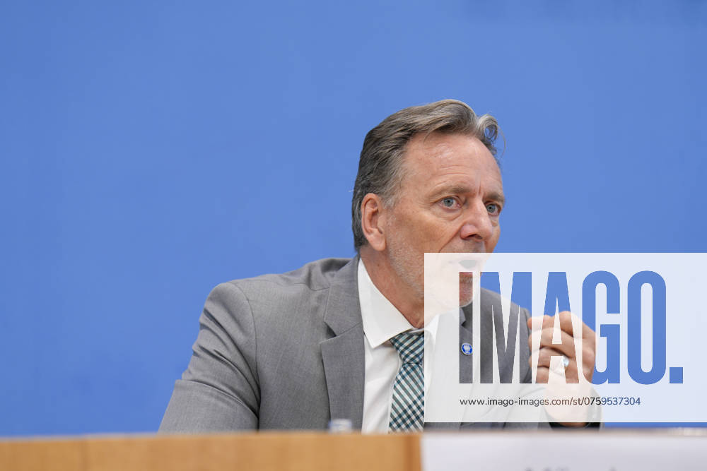 Holger Münch, President of the Federal Criminal Police Office Federal Situation Report on Organized Crime 2023, Federal Minister of the Interior Nancy Faeser, Holger Münch, President of the Federal Criminal Police Office BKA at the Federal Press Conference Berlin Berlin GER