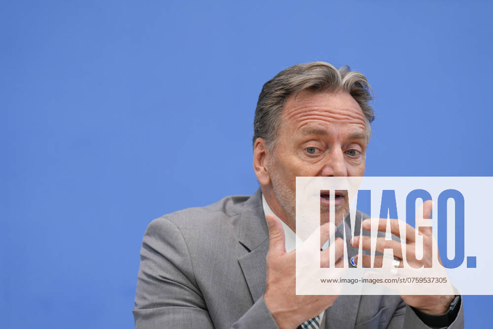 Holger Münch, President of the Federal Criminal Police Office Federal Situation Report on Organized Crime 2023, Federal Minister of the Interior Nancy Faeser, Holger Münch, President of the Federal Criminal Police Office BKA at the Federal Press Conference Berlin Berlin GER