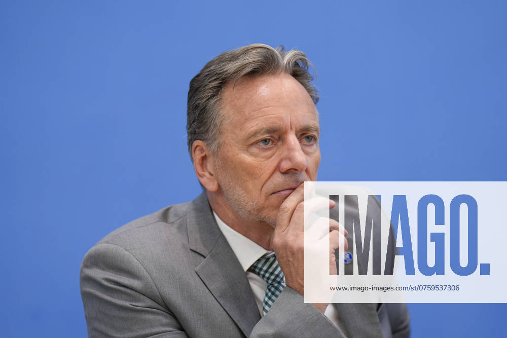 Holger Münch, President of the Federal Criminal Police Office Federal Situation Report on Organized Crime 2023, Federal Minister of the Interior Nancy Faeser, Holger Münch, President of the Federal Criminal Police Office BKA at the Federal Press Conference Berlin Berlin GER