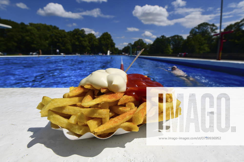 French fries are deep-fried sticks made from potatoes Originally common in Belgium, they are now available worldwide as a side dish and snack The picture shows a portion of French fries with ketchup and mayonnaise as a snack in a disposable paper bowl with a pecker on a bathing day at Annabad Symbol photo, theme photo Hanover, 06 09 2024 Foto:xN.xHeuselx xFuturexImagex pommes_4903